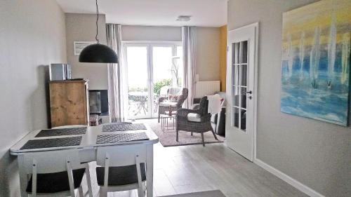 una cocina con mesa y ordenador. en Seepark Seepark 3f, en Heiligenhafen