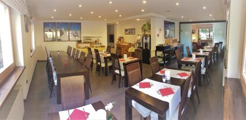 Reštaurácia alebo iné gastronomické zariadenie v ubytovaní Hotel Nordend