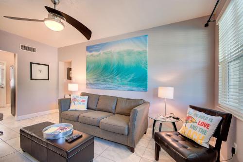 - un salon avec un canapé et une table dans l'établissement Clearwater Beach Suites 104 condo, à Clearwater Beach