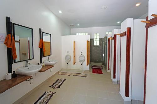 Kamar mandi di Onederz Koh Rong Sanloem
