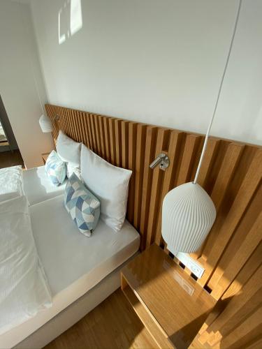 Una cama o camas en una habitación de Hotel Strandhus
