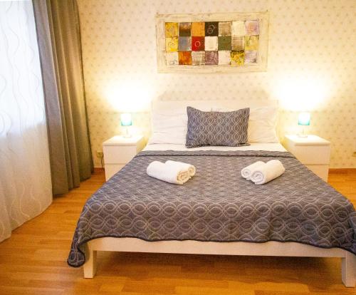 een slaapkamer met een bed met twee handdoeken erop bij Cozy Domicile Leipziger Auwald in Leipzig