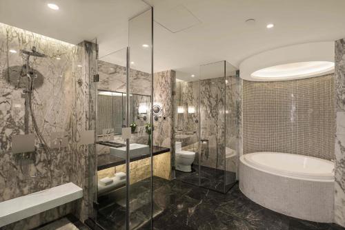 uma casa de banho com uma banheira, um WC e um lavatório. em Holiday Inn Chengdu Airport, an IHG Hotel em Chengdu