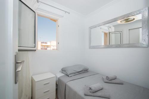 ein weißes Zimmer mit 2 Betten und einem Spiegel in der Unterkunft 211 Cabo Roig Dream - Alicante Holiday in Cabo Roig