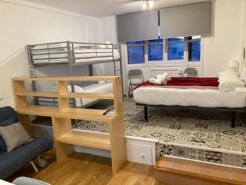 1 dormitorio pequeño con 1 litera y 1 litera en IMEDA Estudios LOS VALLES CON PARKING, en Sierra Nevada