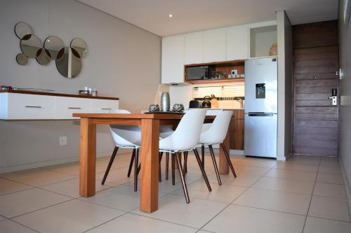 Una cocina o zona de cocina en Zimbali Suites 407, Capital Hotel Complex
