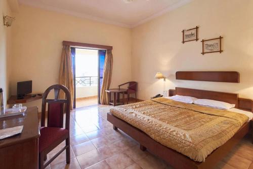 Ein Bett oder Betten in einem Zimmer der Unterkunft The Dhanhills - a valley view hotel in panchgani
