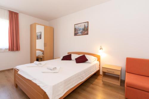 Posteľ alebo postele v izbe v ubytovaní Apartments with pool Ivana Krk