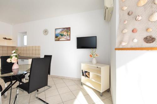 Apartments with pool Ivana Krk