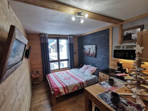 um quarto com uma cama e uma secretária num quarto em La Cabane em Chamonix-Mont-Blanc