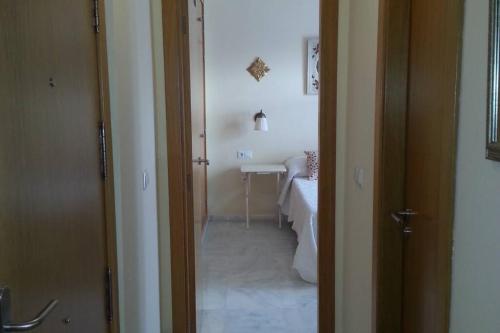 uma casa de banho com um WC e um lavatório em Apartamento clásico, cerca a Jardines de Murillo em Sevilha