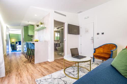 a living room with a laptop on a table at Intelier Rosa in Castellón de la Plana
