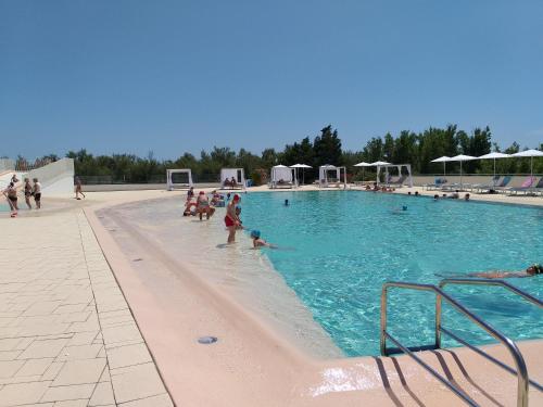 สระว่ายน้ำที่อยู่ใกล้ ๆ หรือใน Sunny Beach Mobile Homes Rosapineta