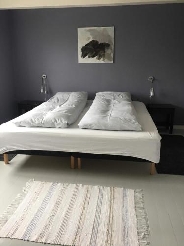 1 dormitorio con 2 almohadas en Agerdal Bed & Breakfast en Nykøbing Mors