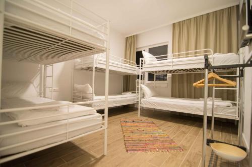 um quarto com 2 beliches e um tapete em Staza Resort em Bjelašnica