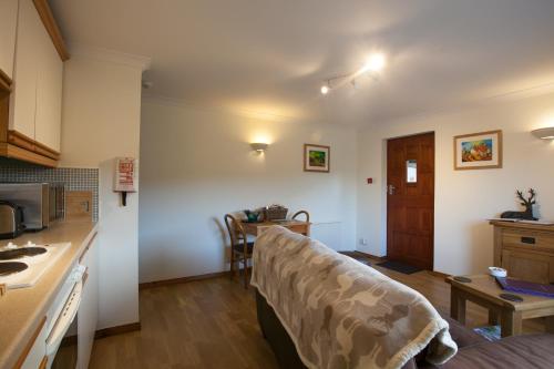 A seating area at Lochview House Apartment 