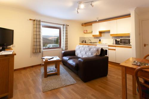 A seating area at Lochview House Apartment 