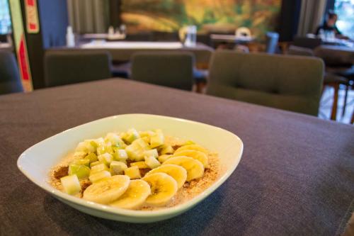 eine weiße Schüssel mit Essen auf dem Tisch in der Unterkunft Staza Resort in Bjelašnica