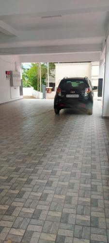 um carro estacionado dentro de uma garagem em Nachiyar Suites em Trivandrum