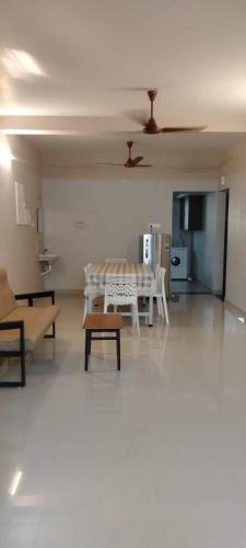 uma sala de estar com um sofá e uma mesa em Nachiyar Suites em Trivandrum