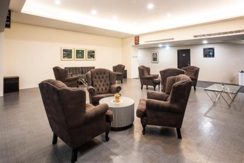 a waiting room with chairs and a table at XinsheHotel - Chungli in Zhongli