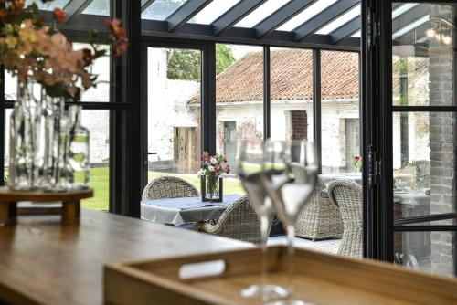 un bicchiere di vino seduto sopra un tavolo di legno di B&B O Chocolat Cho a Sint-Pieters-Leeuw