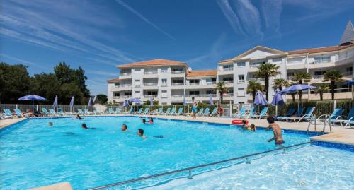 a group of people in the swimming pool at a resort at Les Pins - 3 pièces - Vue sur piscine - 600m mer - Les Sables d'Olonne in Les Sables-dʼOlonne
