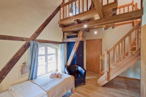 ein Schlafzimmer mit einem Hochbett und einer Treppe in der Unterkunft Zur Goldenen Kartoffel in Prötzel