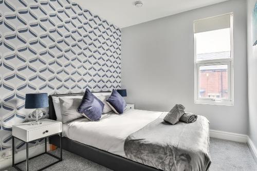 - une chambre avec un lit et un mur dans l'établissement Hidden Gem-Open To Book-Super Location, à Sheffield