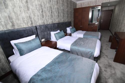 a hotel room with two beds at SARDUR HOTEL in Bostaniçi