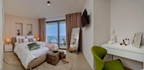 Posteľ alebo postele v izbe v ubytovaní Luxury Villa Happiness Private Pool, Jacuzzi, Sauna & Gym Near the Beach