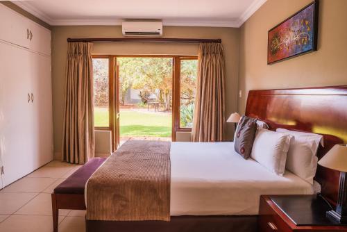 Llit o llits en una habitació de Tamboti Guest Lodge
