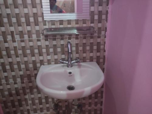 Un baño de Begnas Lake Front guest house