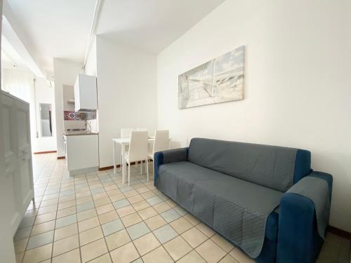sala de estar con sofá y mesa en Il Viaggiatore Serapo, en Gaeta
