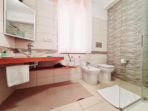 łazienka z toaletą i umywalką w obiekcie Casa Vacanze Sea-Life w mieście Alcamo Marina