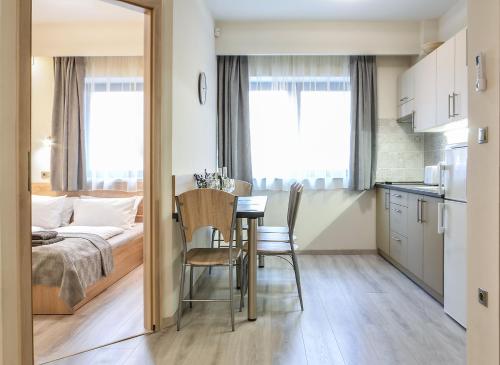 Kuchyňa alebo kuchynka v ubytovaní For You Apartmanok