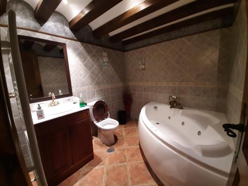 O baie la Apartamentos Rurales Esencias De La Alcarria