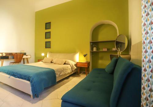 ein Schlafzimmer mit einem Bett und einem Sofa in der Unterkunft Retrò B&B in Pisa