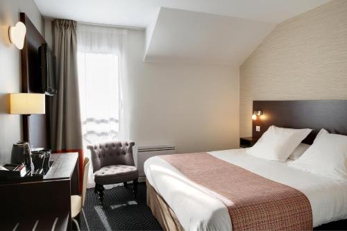Una cama o camas en una habitación de Logis Havvah Hôtel Gap