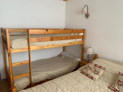 1 dormitorio con 2 literas y 1 cama en La Moucherolle, en Villard-de-Lans