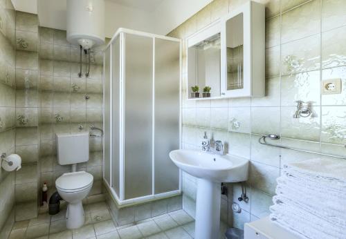 La salle de bains est pourvue de toilettes et d'un lavabo. dans l'établissement Apartments Amari, à Kaštela
