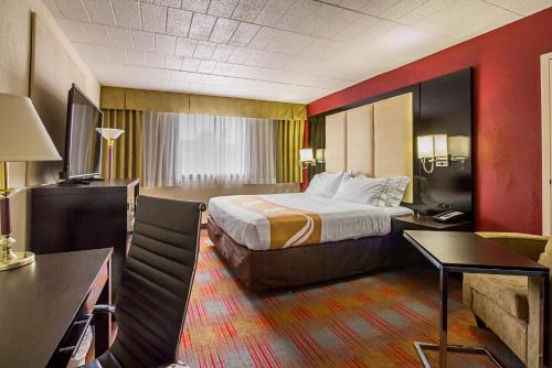 Säng eller sängar i ett rum på Quality Inn & Suites Altoona Pennsylvania