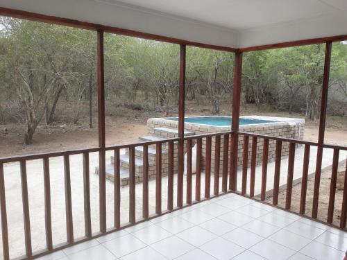 balcón con vistas a la piscina en Wild Escape, en Marloth Park