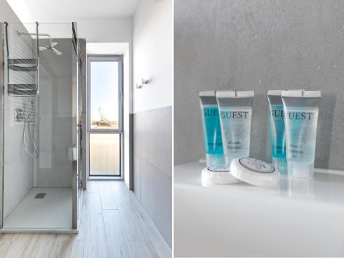 2 zdjęcia łazienki z prysznicem i szklanymi drzwiami w obiekcie Stan Apartamenty Yacht Park Gdynia w mieście Gdynia