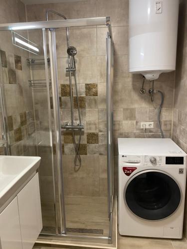una lavatrice e un'asciugatrice in un piccolo bagno di Breathtaking sea view apartment a Varna