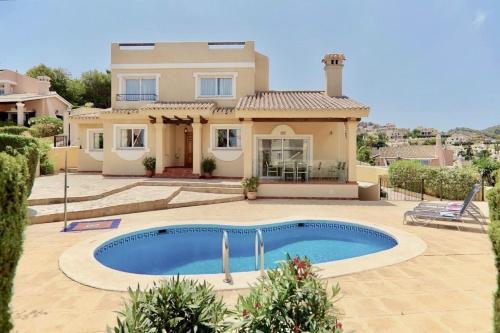 Galeriebild der Unterkunft 3 Bed House - Sleeps 6 - Pool - Garden - Parking in Atamaría