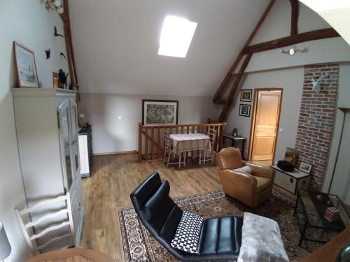 un salon avec un canapé et une table dans l'établissement Les Trois Provinces, à Couffy