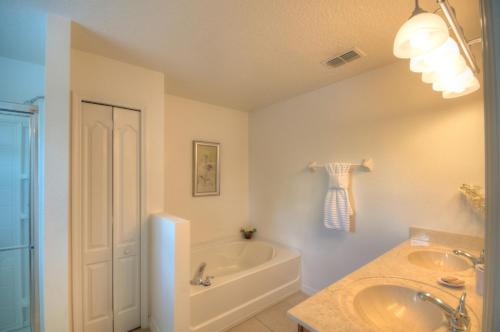 Ванна кімната в South Facing Pool Near Disney 5 Bed Luxury