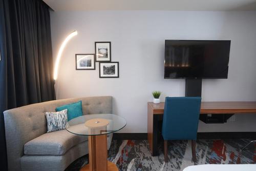 ein Wohnzimmer mit einem Sofa, einem Tisch und einem TV in der Unterkunft Seven Feathers Casino Resort in Canyonville