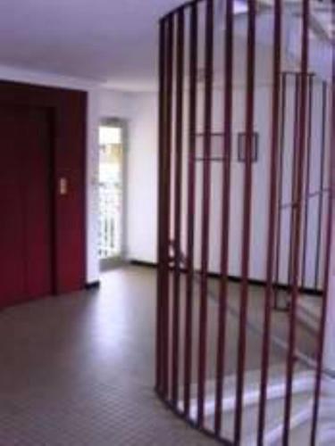 une pièce vide avec un escalier dans un immeuble dans l'établissement Appartement Cap D'Agde, au Cap d'Agde